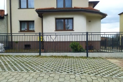 tradycyjne-ogrodzenie-z-palisadami-lupanymi